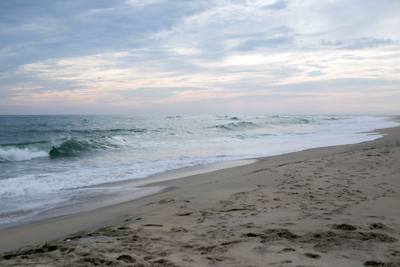 A wide open beach under soft cloud near the Nanaimo coastline